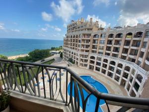 瓦尔纳Elegantz Apartments 2的阳台享有酒店和大海的景致。