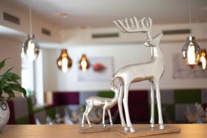 瓦格赖恩埃里卡漫游酒店的鹿和小长颈鹿的金属雕像