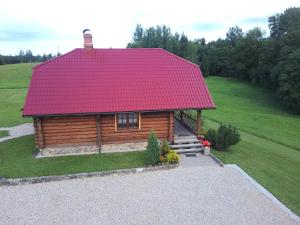Lautere列列库普利度假屋的山丘上带红色屋顶的小木屋
