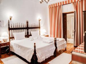 科英布拉阿连特亚纳住宅酒店的一间卧室配有一张带白色床单的大床