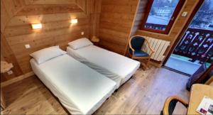布里德莱班小屋酒店的小房间设有一张床和一把椅子