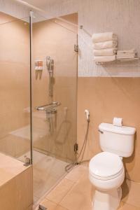 奥南海滩Krabi Aquamarine Resort - SHA Plus的一间带卫生间和玻璃淋浴间的浴室