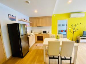 七岩班圣克兰姆公寓的厨房配有黑色冰箱、桌子和椅子