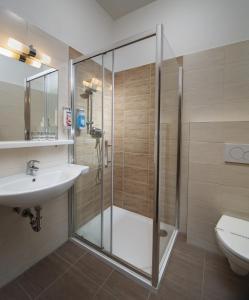 什平德莱鲁夫姆林崔鲁斯酒店的带淋浴和盥洗盆的浴室