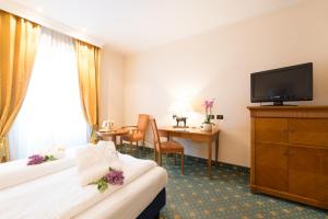 莱维科特尔梅伊甸酒店的酒店客房设有两张床和电视。