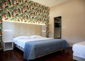 蒙特卡蒂尼泰尔梅全景大酒店的一间卧室配有一张带大床头板的床