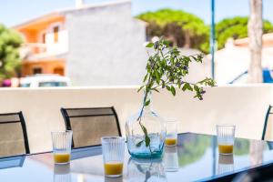 西洛特Cala Morlanda 1的玻璃杯桌子上装有植物的花瓶