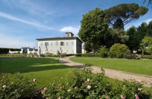 佛罗伦萨佛罗伦萨奥勒米别墅的一座带草地庭院的大型白色房屋