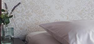 UrrúnagaLovely Cat's Room Urrunaga的一张带白色枕头的床和花瓶