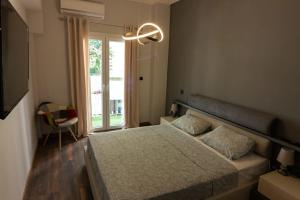 雅典Double Romantic Suite的一间卧室设有一张大床和一个窗户。