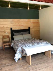 Cabaña romántica en el bosque!客房内的一张或多张床位