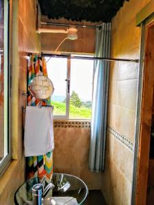 埃雷迪亚Cabaña Mountain View的一间带水槽和窗户的浴室