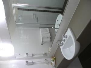 米塔贡Springs Mittagong的白色的浴室设有水槽和卫生间。