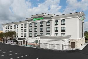 克利夫兰Holiday Inn Cleveland, an IHG Hotel的酒店前方的 ⁇ 染