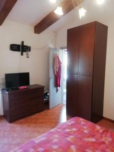 安齐奥VILLA GIULIANA stanze con bagno interno in Villa a 350 mt spiaggia libera Lido delle Sirene的一间卧室配有一张床、梳妆台和衣柜。