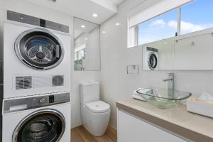 努萨角Wantima Hastings St 1 Bedroom Unit的洗衣房配有洗衣机、烘干机和水槽
