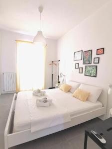 巴勒莫Casa Pirri的一间白色卧室,房间内设有一张大白色的床