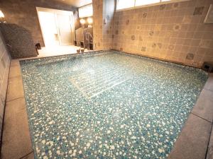 福冈Hotel Front Inn Fukuoka Airport的浴室设有瓷砖地板和游泳池