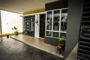 甲抛峇底homestay mekar idaman的种植盆栽植物的房屋阳台