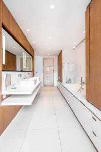 马赛C2酒店的白色的浴室设有两个盥洗盆和大镜子