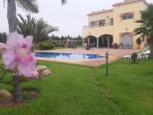 卡萨布兰卡Riad TANJIL的一座带游泳池和房子的别墅
