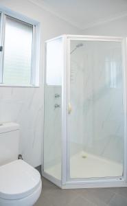 Porongurup睡美人私人木屋的带淋浴和卫生间的白色浴室