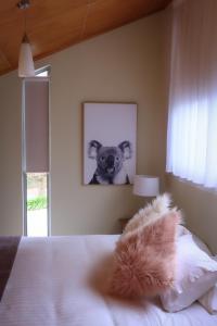阿尔弗斯通Ulverstone River Retreat的卧室墙上挂着狗的照片