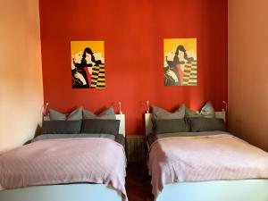 Gartz an der OderVilla 25的红色墙壁客房的两张床