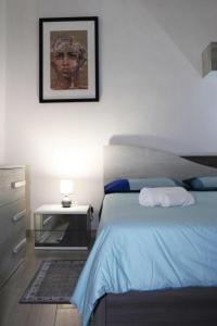 卡尔塔吉罗SAN GIACOMO LOFT的卧室配有一张挂在墙上的床铺