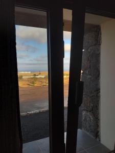 罗萨里奥港Agriturismo El Bounty1的滑动玻璃门,享有沙漠美景