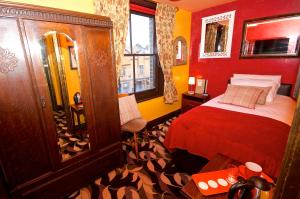 切斯特切斯特费弗提因斯宾馆的红色的房间,设有床和浴室