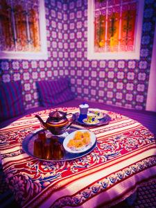 马赫迪耶Dar EL Hamra Maison Typique的桌子上放着一盘食物的桌子