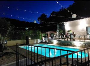 Peyruis莱斯加莱酒店的夜间在院子里的游泳池