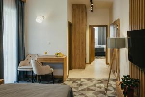新里斯拉Penzión Walddorf的酒店客房带一张床、一张桌子和椅子