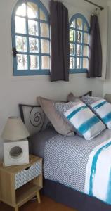 滨海卡涅Le rêve bleu的卧室配有床、桌子和窗户。