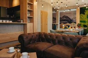新里斯拉Penzión Walddorf的客厅配有棕色沙发和桌子