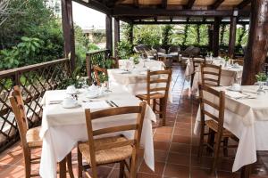 巴哈撒丁岛拉嘉恰度假酒店的庭院里的餐厅配有白色的桌椅
