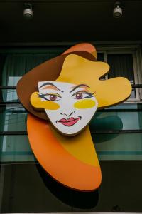 罗萨里奥罗伯塔罗莎德丰塔纳套房酒店的戴帽子的女人的大画