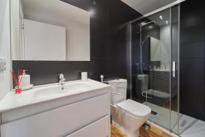 庞特维德拉Views and Beds的浴室配有白色水槽和卫生间。