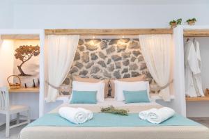 纳克索乔拉Arhontiko的一间卧室配有一张带毛巾的天蓬床。