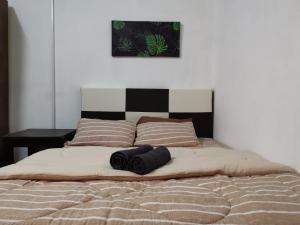 Pontian BesarSri Makmur Pontian Homestay的床上有2个枕头