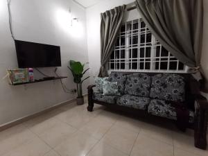 Pontian BesarSri Makmur Pontian Homestay的带沙发和平面电视的客厅