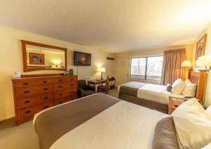斯诺马斯村波克罗蒂旅舍的酒店客房设有两张床和电视。