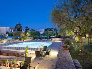 阿尔贝罗贝洛Hotel Colle Del Sole的毗邻度假酒店的带桌椅的游泳池