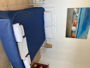 KeramesKionia Apartments的带毛巾的浴室内的一张蓝色床