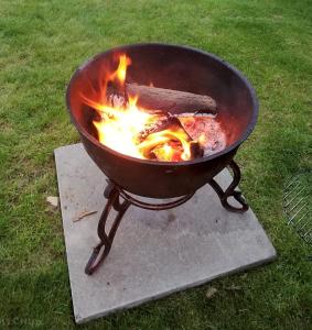 埃尔斯米尔Cheshire View的草地上烤火的烤架