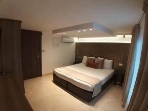 拉纳卡塔克旅馆的一间卧室,卧室内配有一张大床