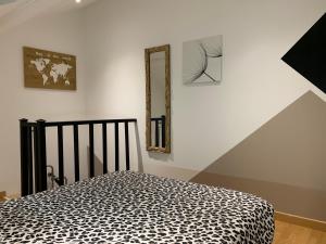 拉翁莱塔普Petite maison atypique cocooning的一间卧室配有一张带豹纹图案的床铺