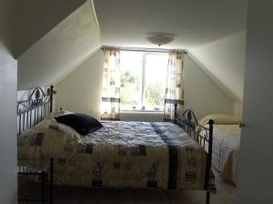 勒托普Strandvillan, Öland - fantastiskt läge nära havet!的一间卧室设有一张床和一个窗口