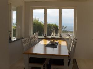 勒托普Strandvillan, Öland - fantastiskt läge nära havet!的享有海景的餐桌和椅子